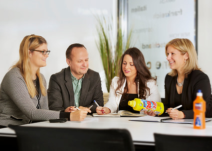 Mitarbeiter in einer Besprechung Quattro collaboratori di Mibelle durante una conversazione